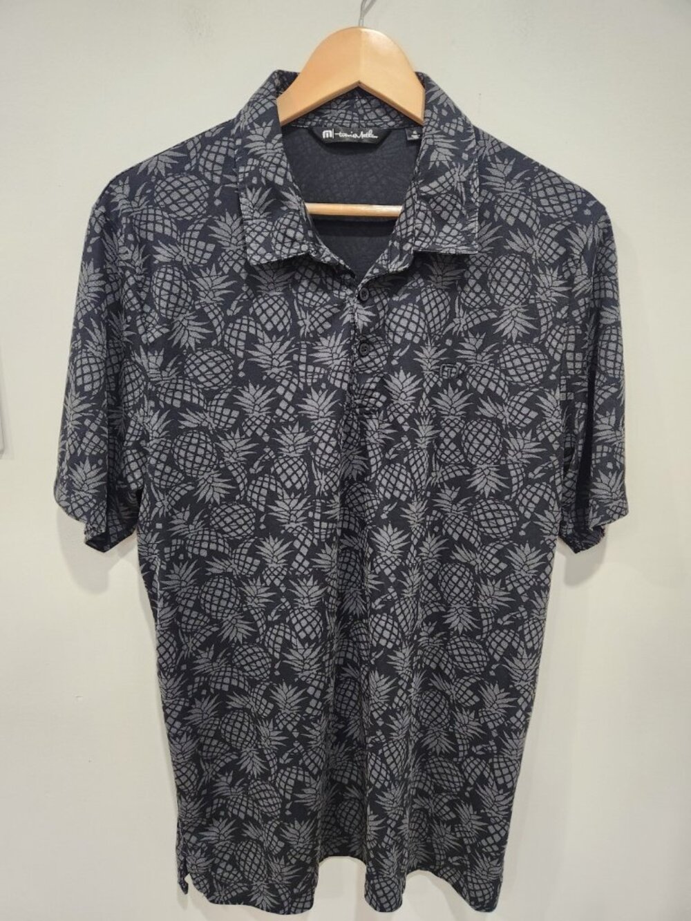 Travis Mathew Polo Shirt Mens XL Black Pineapple Print Golf Performance AOP